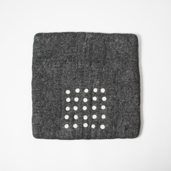 ドット ダ-クグレ-【別注】フェルトのチェアパッド スクエア・画像