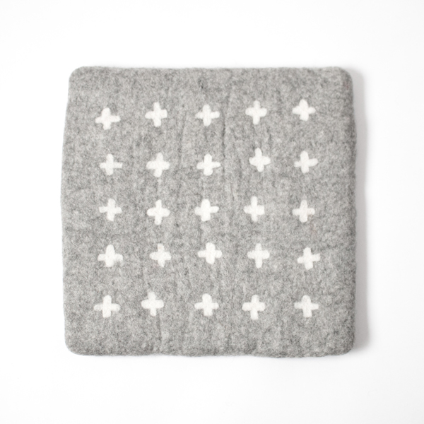 ミニプラス ライトグレ-【別注】フェルトのチェアパッド スクエア・画像