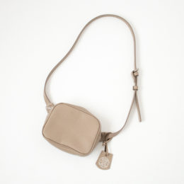 ALMOND GRAY【コインパ-スキットプレゼント対象】PHILIP ミニチェストバッグ・画像