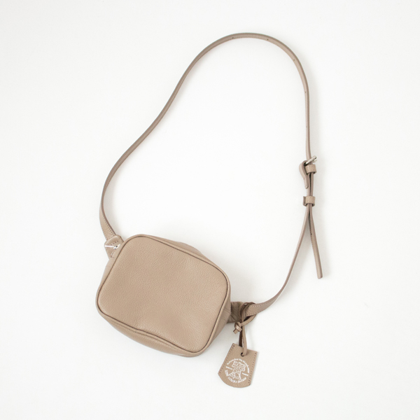 ALMOND GRAY【コインパ-スキットプレゼント対象】PHILIP ミニチェストバッグ・画像