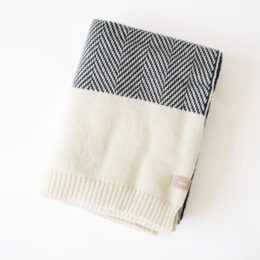 BLUE WHITEヘリンボ-ンスロ-ケット（170×130）・画像