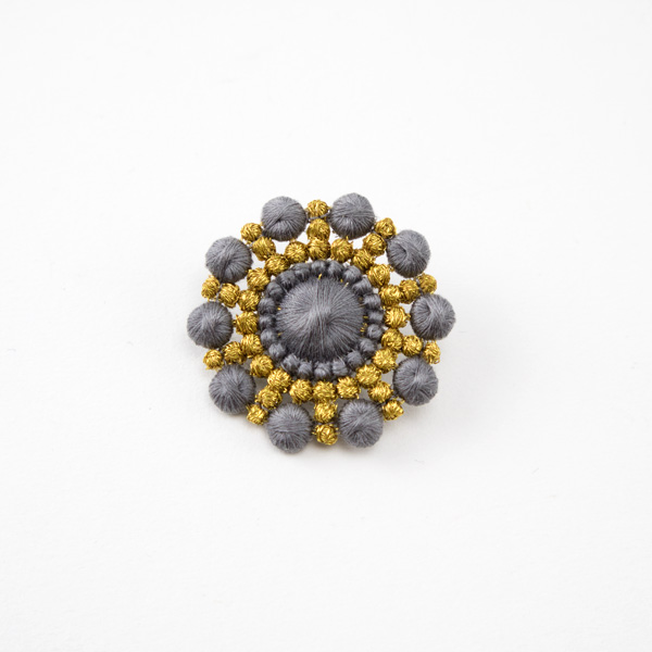 グレ- × ゴ-ルドぺブルハナビ ブロ-チ・画像