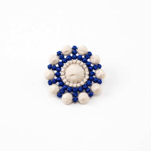 ホワイト × ブル-ぺブルハナビ ブロ-チ・画像