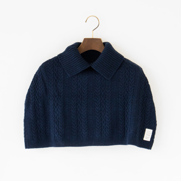 NAVYかたをつつむ ケ-ブル編みケ-プ・画像
