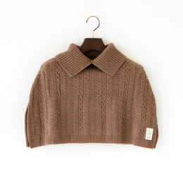 CAMELかたをつつむ ケ-ブル編みケ-プ・画像