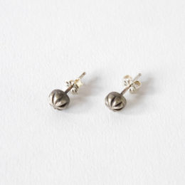 STERLING SILVERピアス STUDEBAKERS CARVED STUD EARRINGS WORK PATINA・画像
