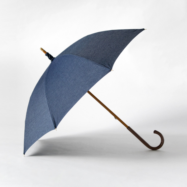 インディゴデニム日差しを楽しむ、閉じても美しい日傘・画像
