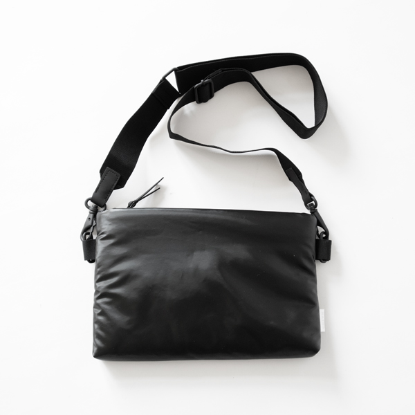 Shiny Blackパデットポ-チ（パッド入りショルダ-ポ-チ）・画像