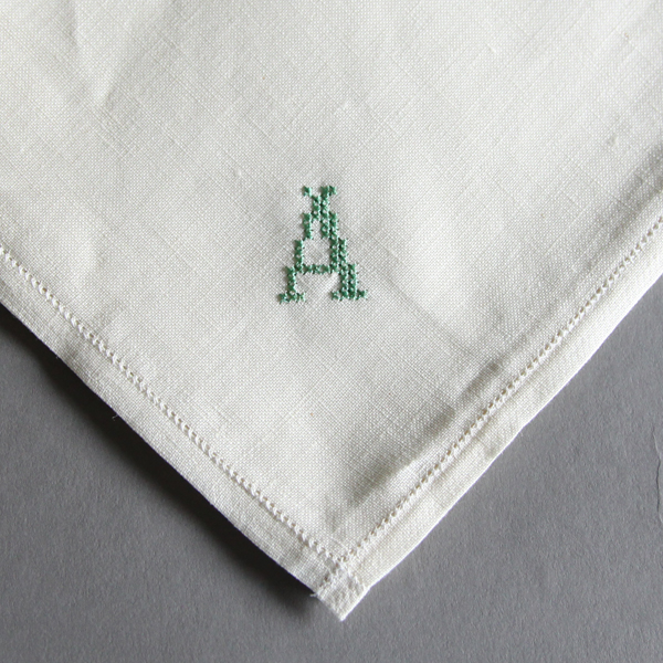 Aイニシアル刺繍ハンカチ ライトクリ-ム・画像