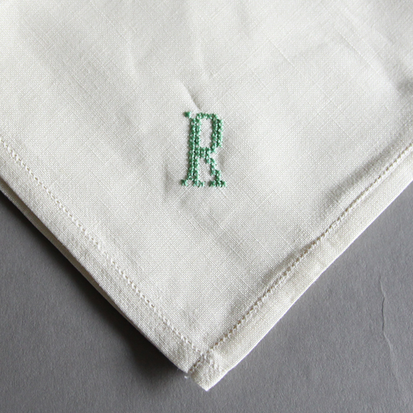 Rイニシアル刺繍ハンカチ ライトクリ-ム・画像