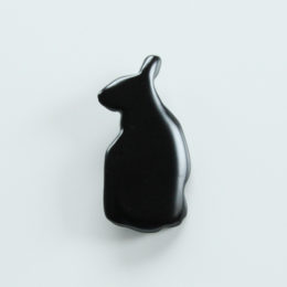 大・黒漆エゾユキウサギのブロ-チ・画像