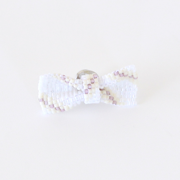 レジメンタル ホワイト/ベ-ジュラペルピン リボン・画像