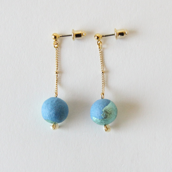 【別注】ゆれるピアス 水色+サックス箔玉・画像