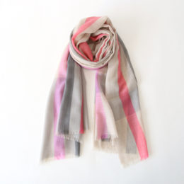 Pinkカシミヤ スト-ル Wispy Lucca・画像